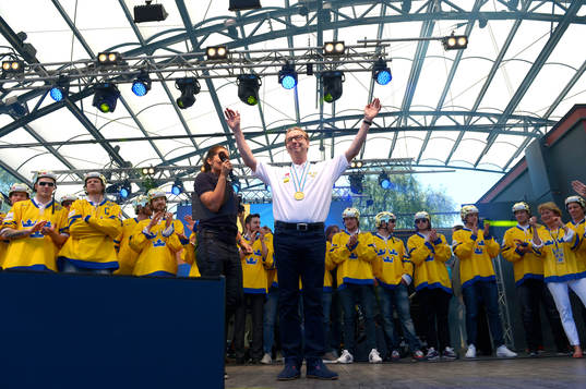 Pär Mårts, förbundskapten Sverige, tackar publiken som