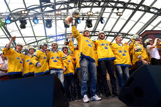 Det svenska laget lyfter VM-bucklan