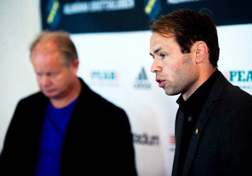 Andreas Alm, tränare AIK. I bakgrunden syns Per-Mathias
