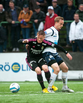 Sam Larsson, IFK Göteborg, och Pär Asp, Gefle, i en duell
