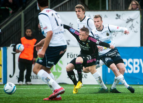 Sam Larsson, IFK Göteborg, blir tacklad utav Alexander