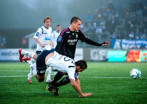 Jakob Johansson, IFK Göteborg, tacklar Mikael Dahlberg,