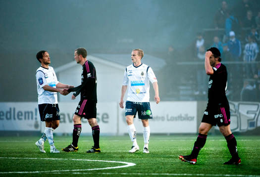 IFK Göteborg-spelarna och Gefle-spelarna tackar varandra