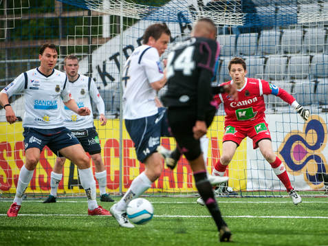 Mattias Hugosson, målvakt, Gefle ser på när Mikael