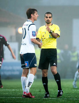 Jakob Orlov, Gefle, skakar hand med Mohammed Al-Hakim,