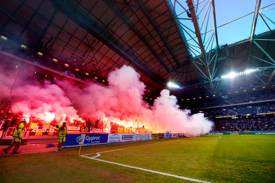 Massor av bengaler tänds av AIK-fansen i