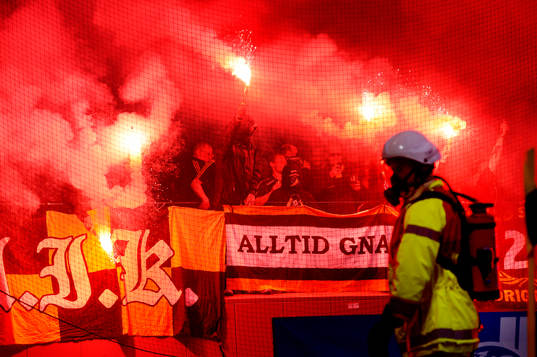 Massor av bengaler tänds av AIK-fansen och spelet stoppas i