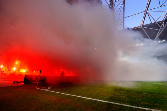 Massor av bengaler tänds av AIK-fansen och spelet stoppas i
