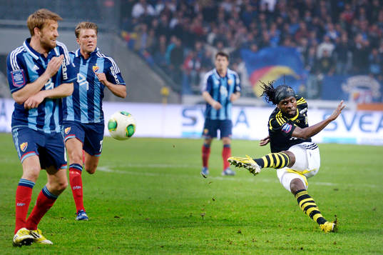 Martin Kayongo-Mutumba, AIK skjuter mot mål, Peter Nymann
