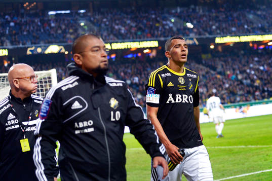 Nabil Bahoui AIK får lämna planen skadad i