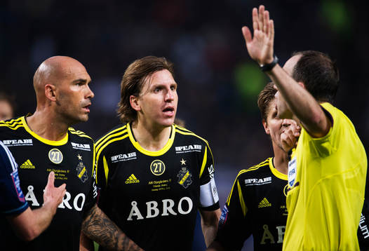 Upprörda spelare är framme och klagar hos domaren Jonas