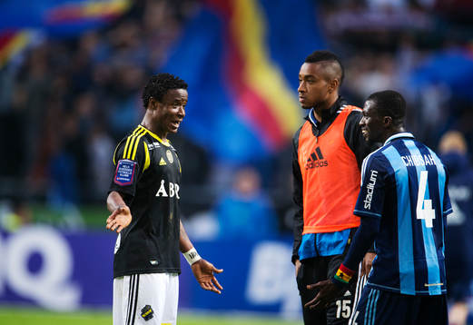s Kennedy Igboananike pratar med Djurgårdens Brian Span