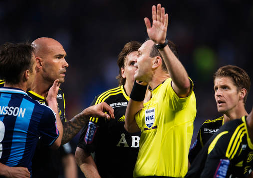 Upprörda spelare är framme och klagar hos domaren Jonas