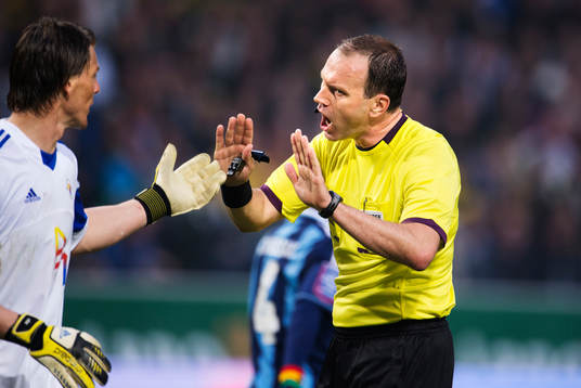 Djurgårdens målvakt Kenneth Høie är framme och klagar