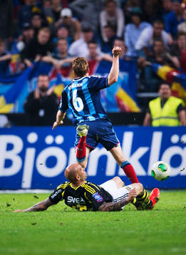 s Daniel Majstorovic tacklar Djurgårdens Peter Nymann