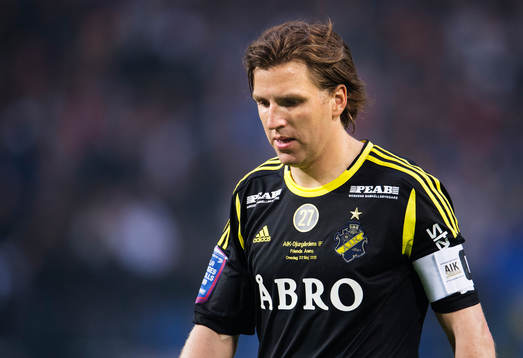 Nils-Eric Johansson och hans lagkamrater i AIK spelar med