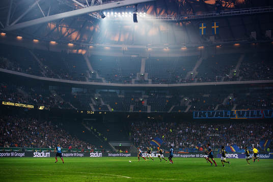 Ljus strömmar in över planen på Friends Arena i