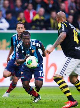Djurgårdens Amadou Jawo jagar bollen i