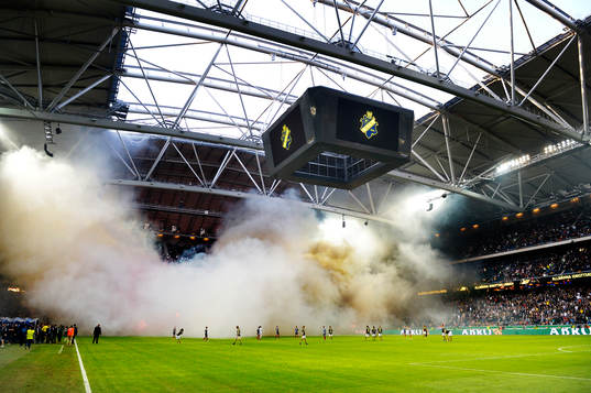 Massor av bengaler tänds av AIK-fansen och spelet stoppas