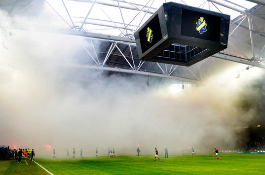 Massor av bengaler tänds av AIK-fansen och spelet stoppas