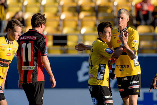 Stefan Ishizaki gratulerar Tom Söderberg, Elfsborg