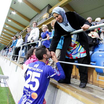 Matchvinnare Åtvidaberg Imad Zatara med dotter och mor