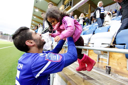 Matchvinnare Åtvidaberg Imad Zatara med dotter