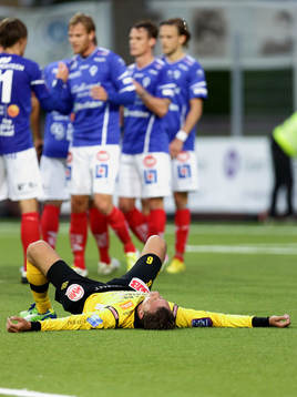 En besviken Åtvidaberg Mohamed Abubakari på rygg medan