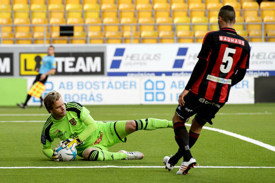 Niklas Westberg, målvakt, Brommapojkarna räddar skott