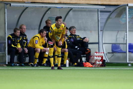 Mjällby AIF bänken med Mjällby Haris Radetinac