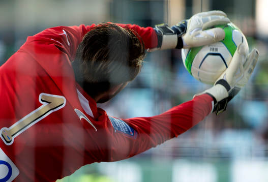 Gais målvakt Tommi Vaiho räddar en boll