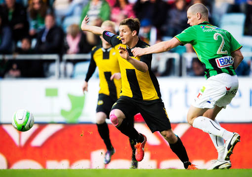 Billy Schuler, Hammarby, försöker gå förbi Andreas