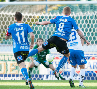 Gudjon Baldvinsson, Halmstad, skjuter, men David Mitov