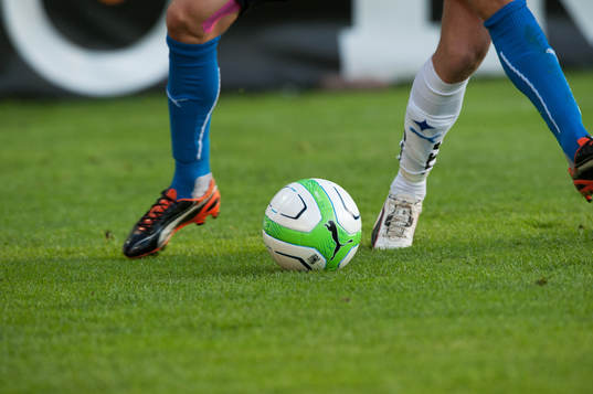 Fot, boll, gräs, fötter, fotbollsskor