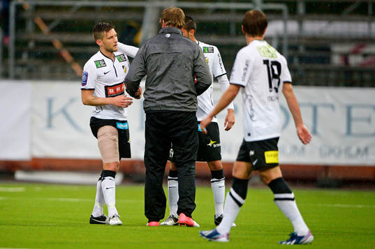 Tibor Joza, Häcken, lämnar matchen med lindat lår