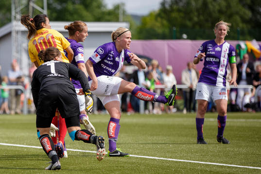 Kathlene Fernström, Jitex rensar undan bollen framför