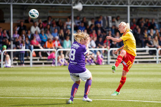 Caroline Seger, Tyresö skjuter ett skott förbi Sofia