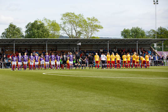 Lagen uppställda innan matchstart på