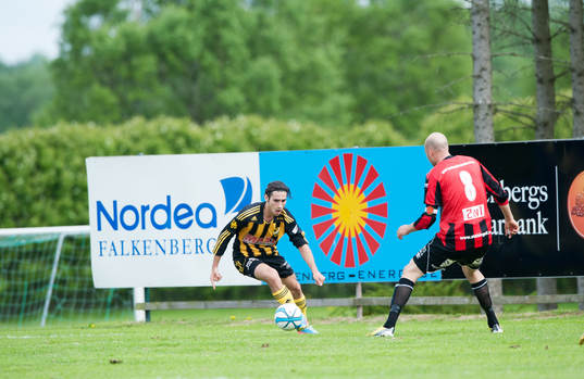 Mindre arena, reklamskyltar, idyllisk idrottsplats