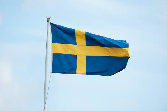 Flagga, svenska flaggan vajar för vinden
