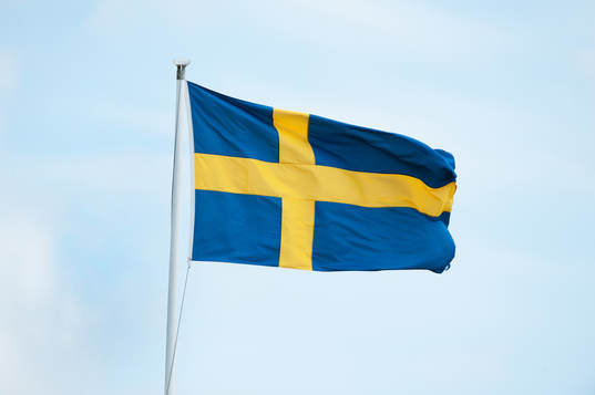 Flagga, svenska flaggan vajar för vinden