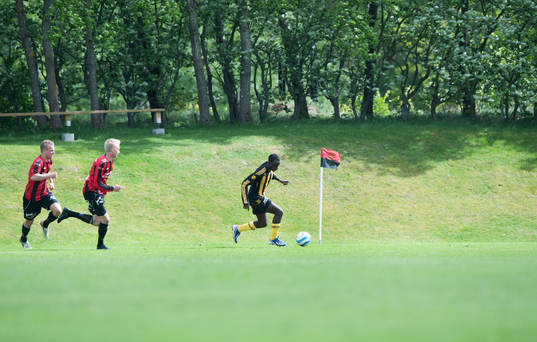 Idyllisk idrottsplats, hörnflagga, småklubbsfotboll