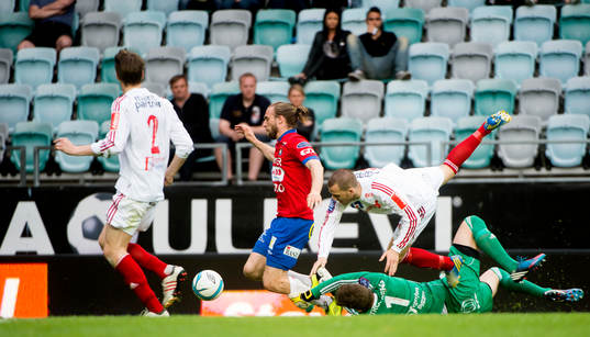 Emil Karlsson, Örgryte, rundar Degerfors målvakt August