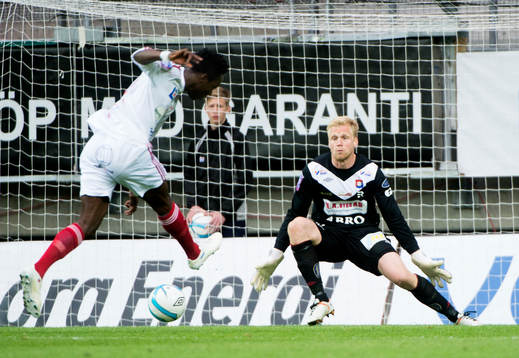Amadaiya Rennie, Degerfors, kommer fri med Peter