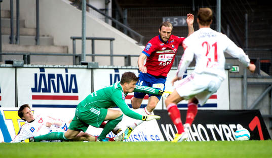 Degerfors målvakt August Strömberg fäller Emil Karlsson,