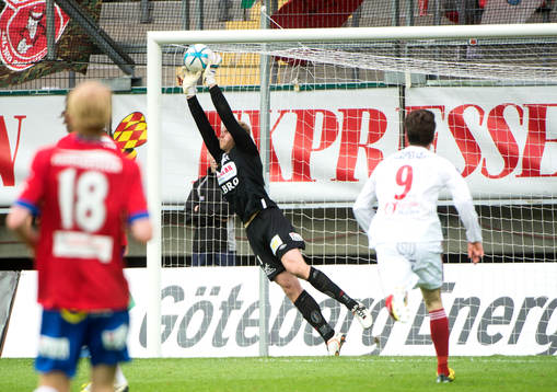 Peter Abrahamsson, målvakt, Örgryte, gör en svettig