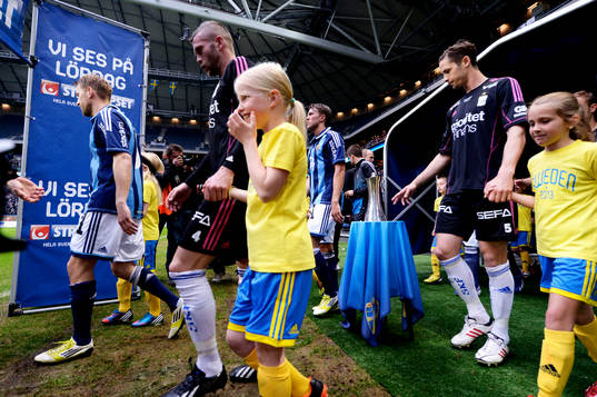IFK Göteborgs Philip Haglund tar på pokalen strax innan