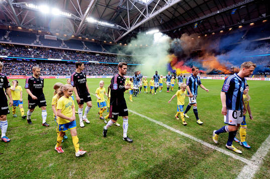 Lagen lämnar planen på grund av bengaler vid matchstart i