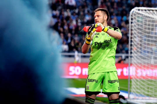 IFK Göteborgs målvakt John Alvbåge försöker släcka en
