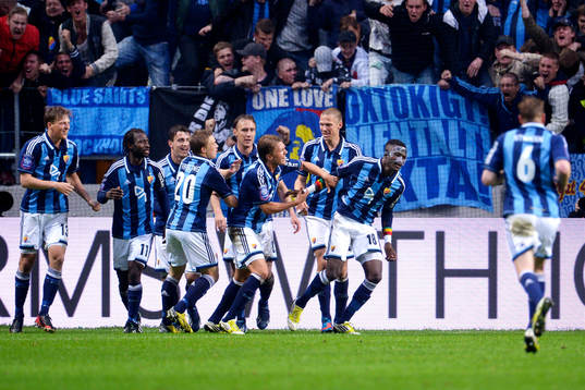 Djurgårdens Daniel Amartey gratuleras av lagkamraterna